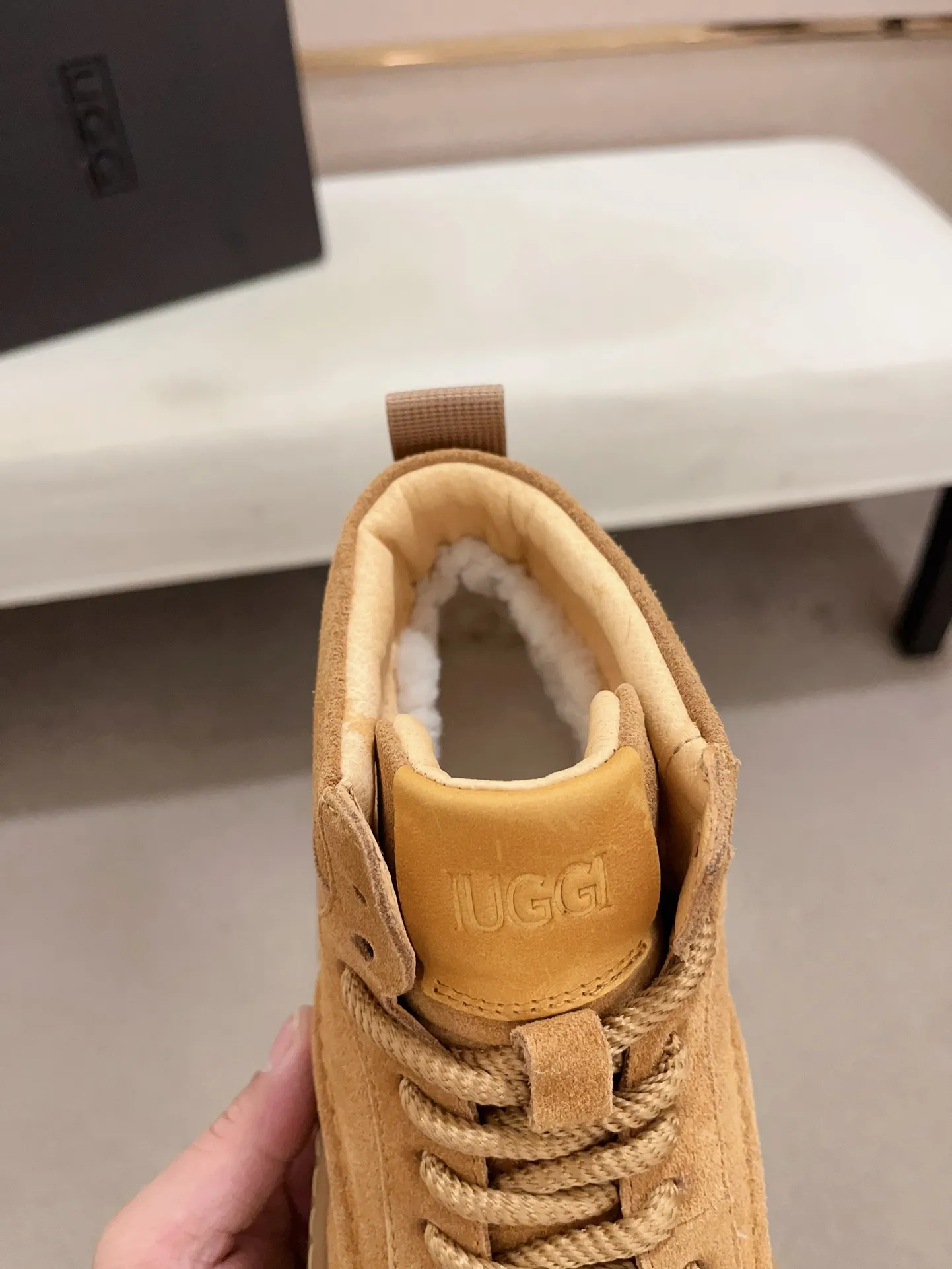 Factory price: 740💰North American men's shoes Ugg ☃️In the special sale of new high-quality men's shoes snow boots in autumn and winter, the nemesis of extreme cold weather! Made of cowhide leather, merino wool lining, and original outsole, whether driving, outdoor or daily wear, there is always one that suits you! Code number 39-44
